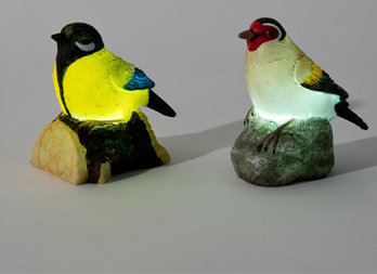 Colourful solar birds: Blue tit and goldfinch to install in the garden, in a tree