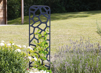 A trellis to plant, inspired by the cairn, a beautiful interweaving of stones surmounted on top of each other